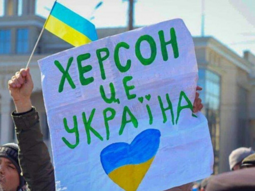 «Заповнюють якісь папірчики на кухнях та у дворах» — що нині відомо про псевдореферендуми на окупованих територіях