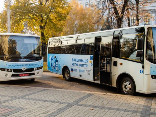 Кривий Ріг отримав автобус для підвозу людей до центрів вакцинації