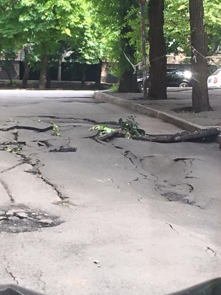 В Кривом Роге на одной из улиц после бури просел асфальт (фотофакт)