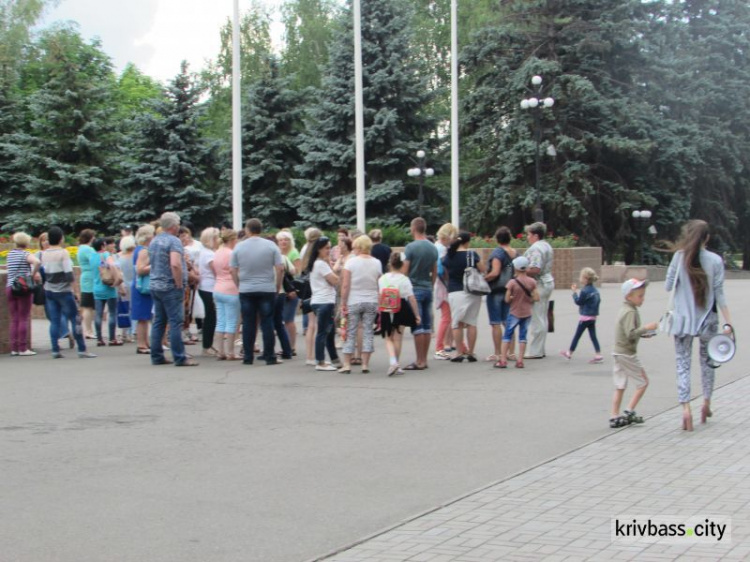 В Кривом Роге под стенами горисполкома медики требовали свою зарплату (ФОТО, ВИДЕО)