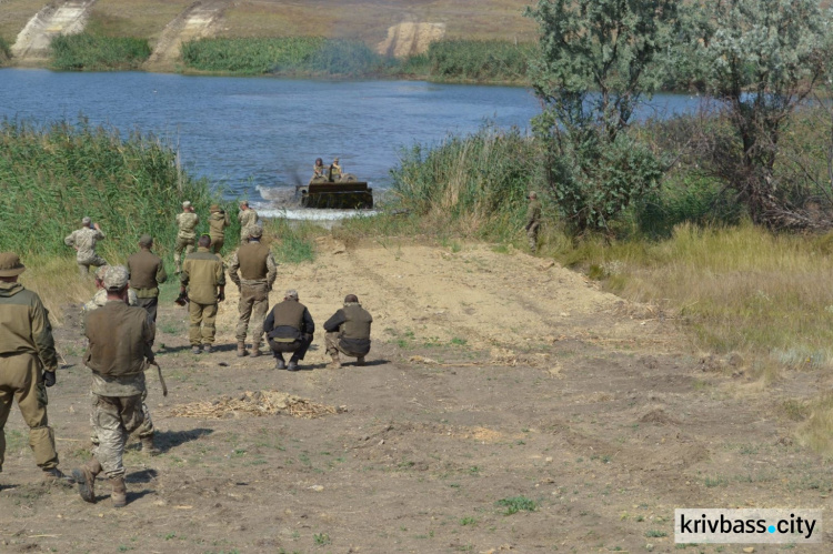  БМП и танки воды не боятся - доказано танкистами 17-й танковой бригады Кривого Рога (ФОТО)