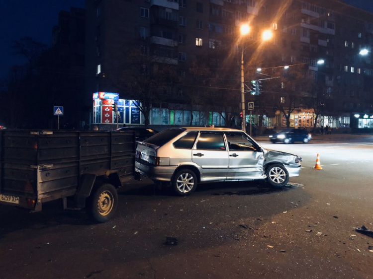 В Кривом Роге на перекрестке столкнулись две легковушки, один из водителей госпитализирован(фото)