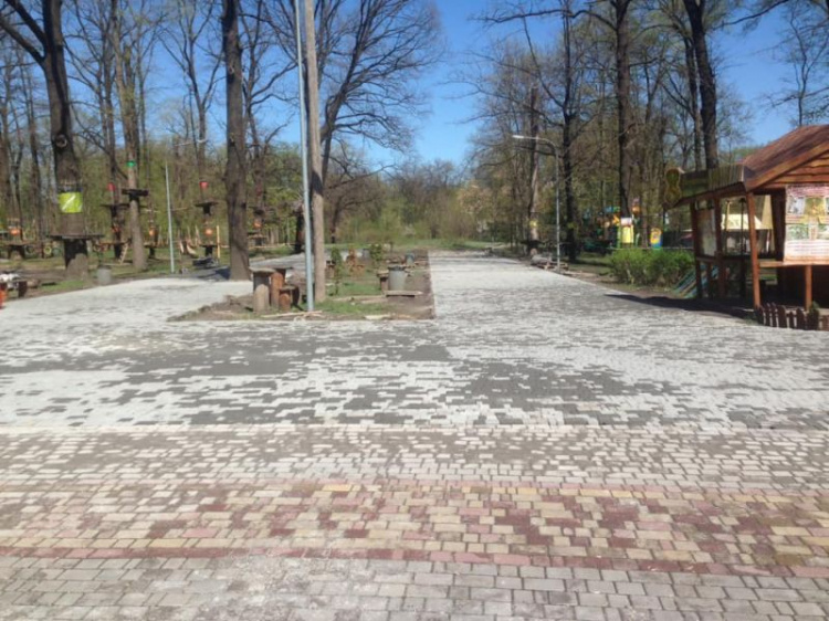 В Кривом Роге парку имени Мершавцева "подарили" новые пешеходные тротуары (фото)