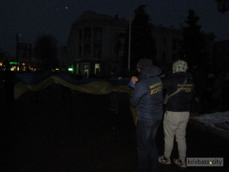 В Кривом Роге ко дню Соборности Украины растянули 100-метровый флаг (фото)