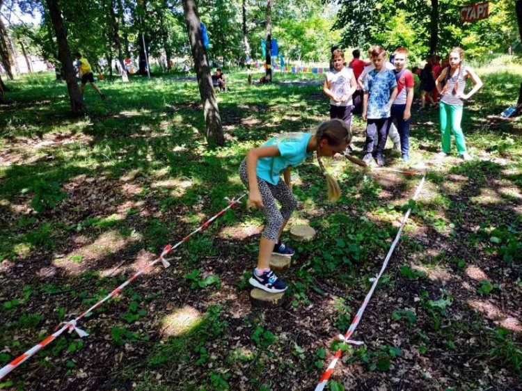 Лето должно быть веселым: в Кривом Роге среди школьников прошла городская игра "Котигорошок" (фото)