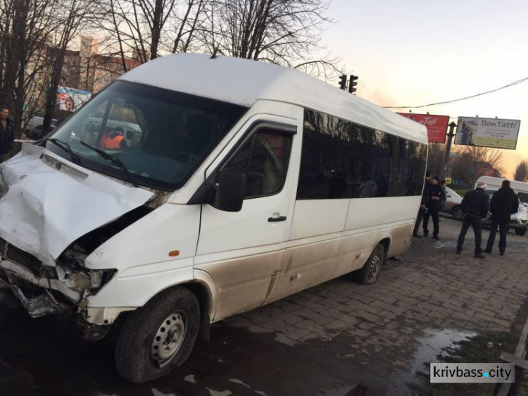 Кривой Рог - маршрутка - ДТП: подробности аварии в районе горисполкома (ФОТО)