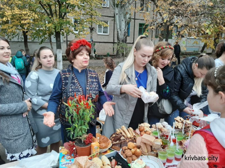 "От сердца к сердцу": в Криворожских школах начались традиционные осенние ярмарки (фото)