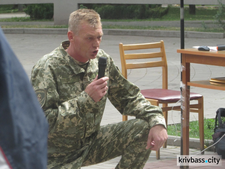 В Кривом Роге замкомбата стал на колени перед родственниками погибших под Иловайском (ФОТО)