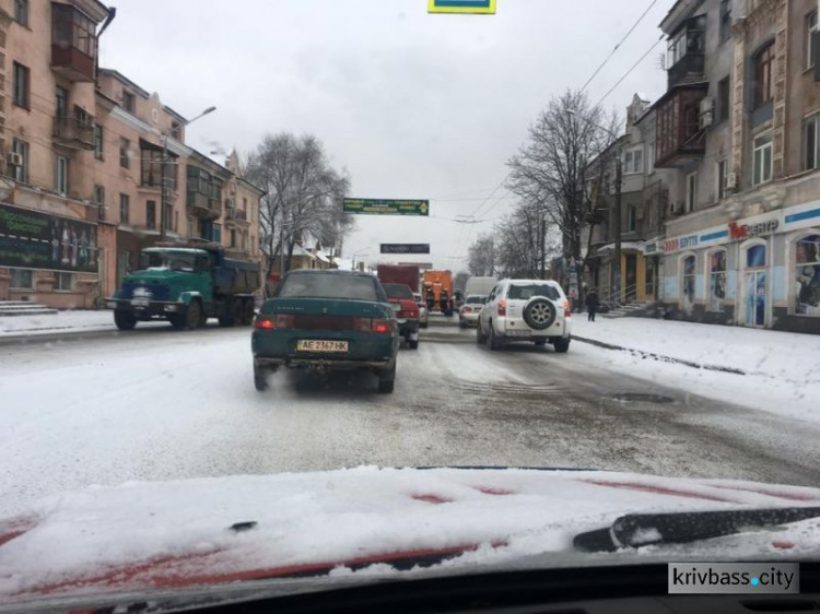 В Кривом Роге продолжается борьба со снегом (ФОТО)