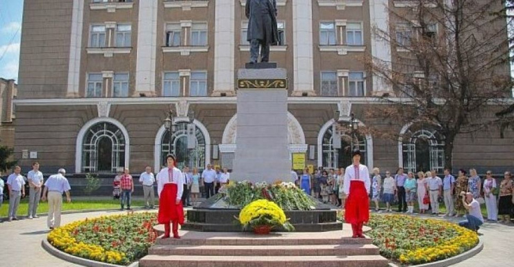 В честь Дня Конституции в Кривом Роге проходят официальные мероприятия (фото)