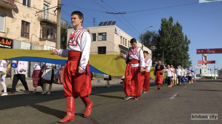 Три тысячи жителей Кривого Рога вышли на парад вышиванок (ФОТО) + (ВИДЕО) + (ОБНОВЛЕНО)