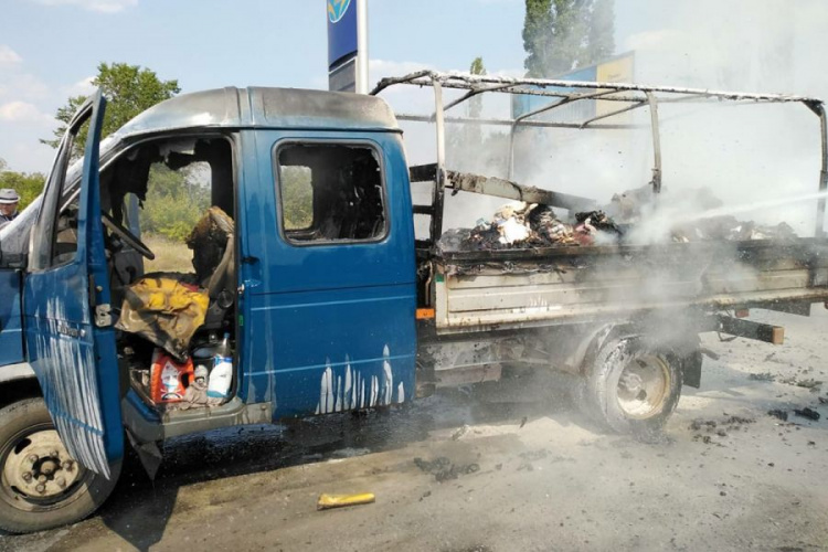 Во время движения на объездной дороге загорелся грузовой автомобиль