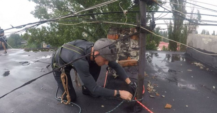 В Кривом Роге мужчина оказался заложником собственного балкона: на помощь пришли экстремалы