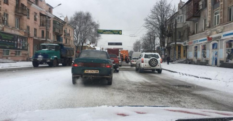 В Кривом Роге продолжается борьба со снегом (ФОТО)