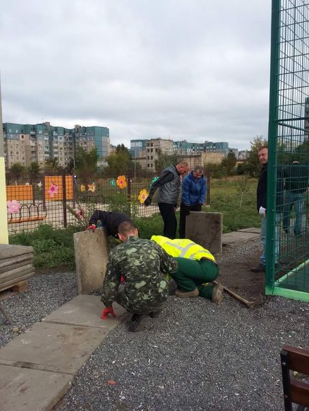 В одном из районов Кривого Рога жители города превратили "народные тропы" в официальные дорожки (ФОТО)