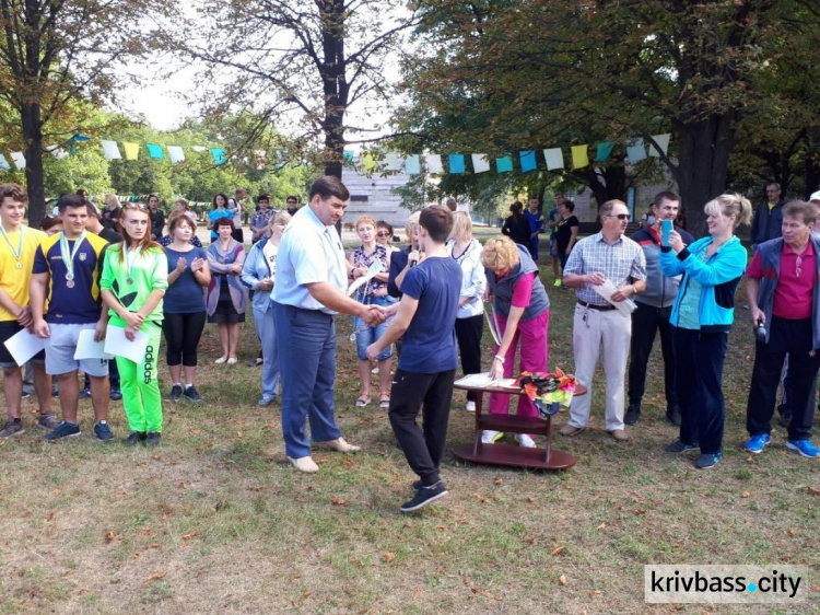 В Индустриальном колледже Кривого Рога первокурсников испытали на силу, выносливость и находчивость (ФОТО)