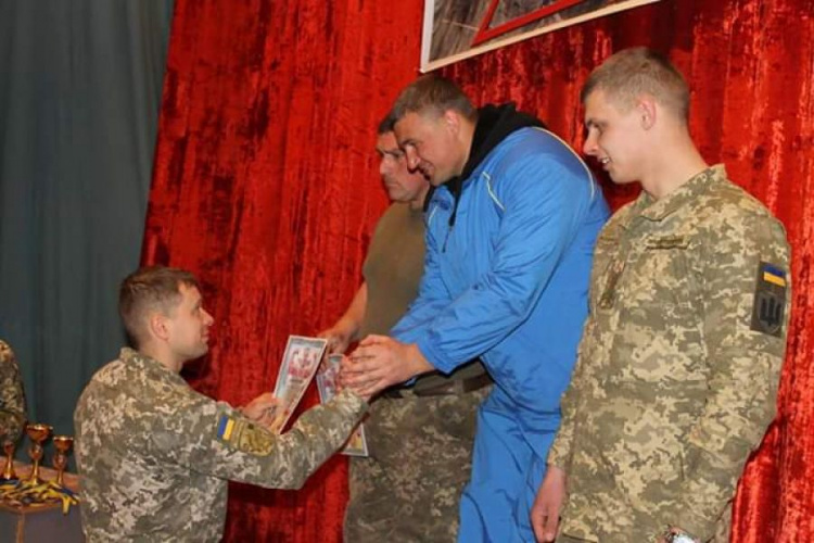 На базе криворожской танковой бригады прошёл чемпионат по армспорту (фото)