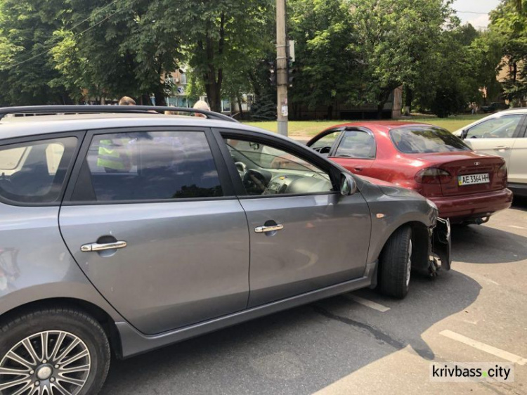 Из-за невнимательности женщины в Кривом Роге случилась авария (ФОТО)