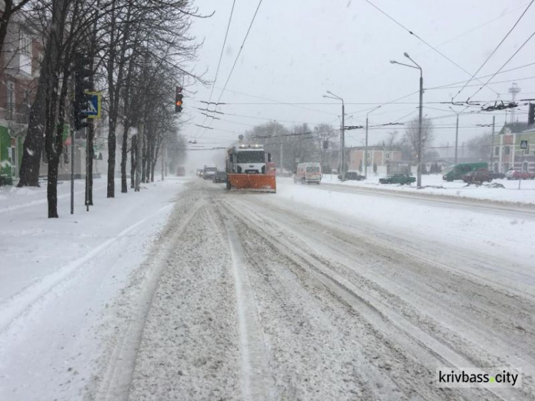 В Кривом Роге на борьбу с непогодой брошены 42 единицы спецтехники (ФОТО+ВИДЕО)