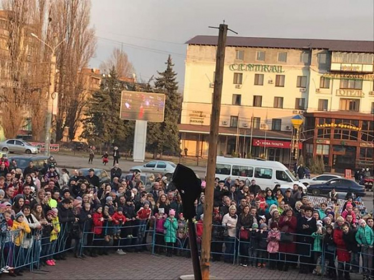 Сжигание чучела, конкурсы, шоу-программа: в Покровском районе Кривого Рога вкусно и интересно отпраздновали Масленицу  (фото)