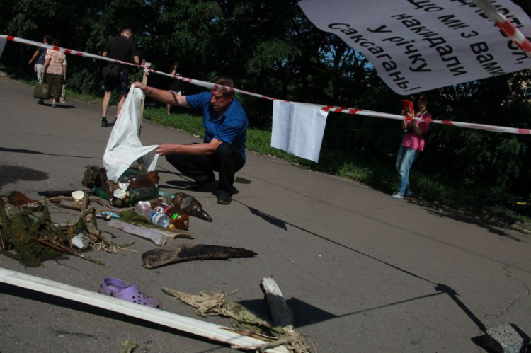 В Кривом Роге с мусором в реке боролись журналисты и водолазы