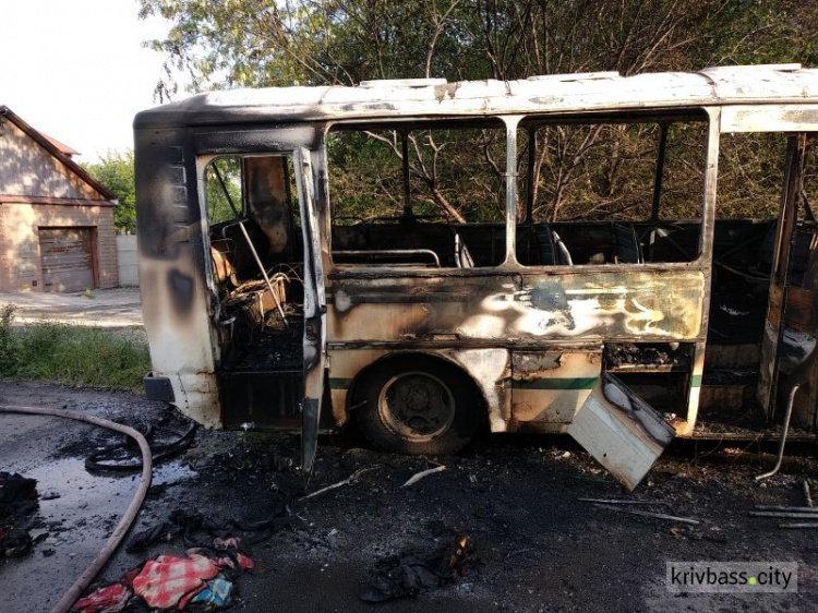 В Кривом Роге загорелся автобус во время движения