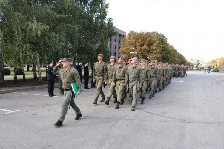 В Кривом Роге нацгвардейцам вручили сертификаты Донецкого юридического института (фото)