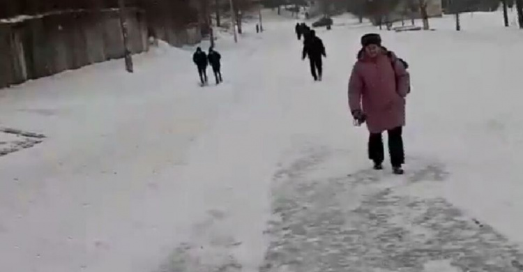 В Кривом Роге из-за порыва труб жители почти месяц ходят по гололеду