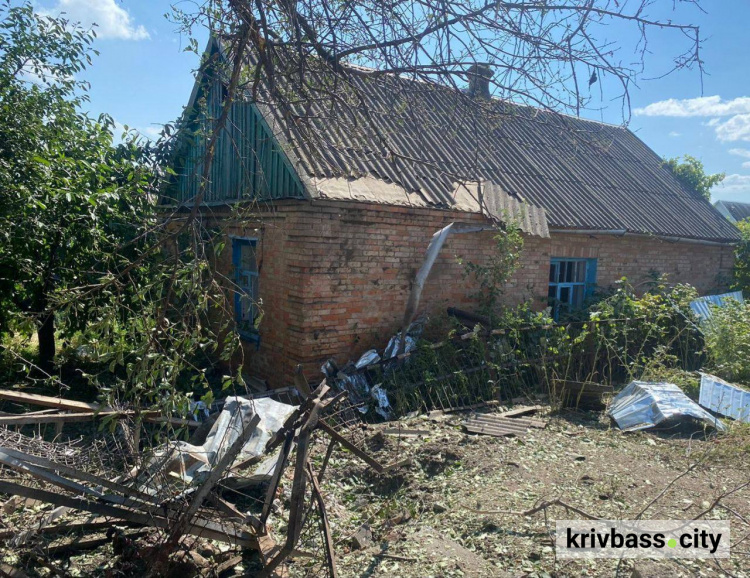 Від самого ранку росіяни обстрілюють Нікополь з важкої артилерії: що відомо про загиблих (фото)