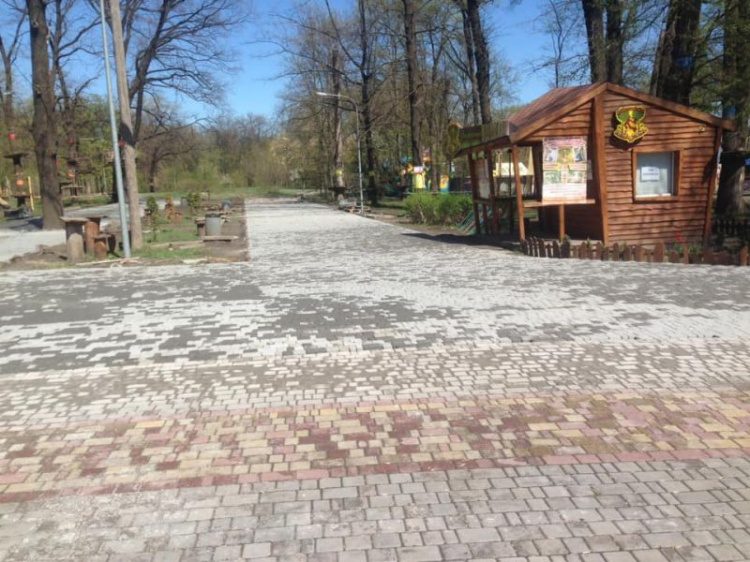 В Кривом Роге парку имени Мершавцева "подарили" новые пешеходные тротуары (фото)