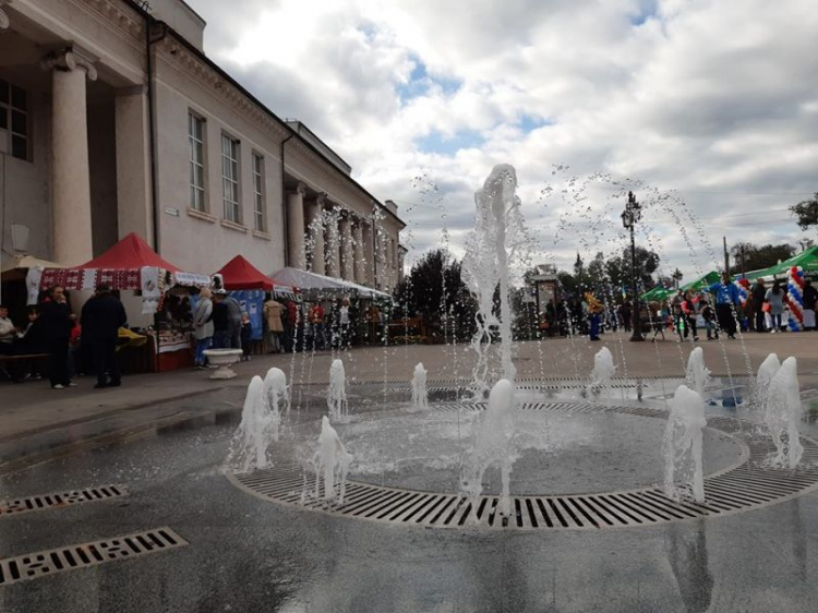 В Кривом Роге прошел городской фестиваль "Єдина родина - моя Україна" (фото)