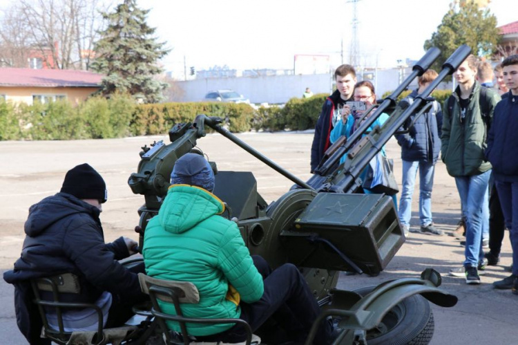 Воинская служба изнутри: в части 3011 Кривого Рога состоялся День открытых дверей