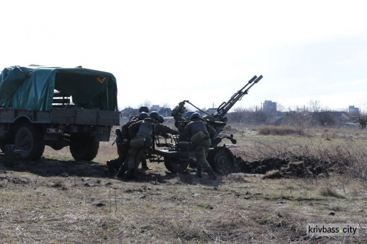 "Загроза з повітря" та евакуація "пораненого": криворізькі гвардійці навчалися відбивати повітряну атаку