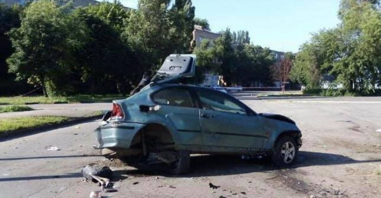 В Кривом Роге автомобиль врезался в бетонный колодец и несколько раз перевернулся, есть пострадавшие (фото)