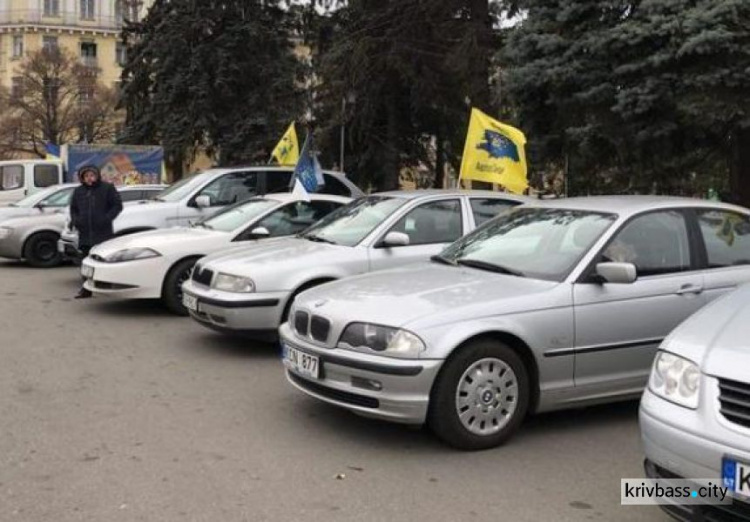 В Кривом Роге прошла акция в поддержку автомобилей на еврономерах (ФОТО)