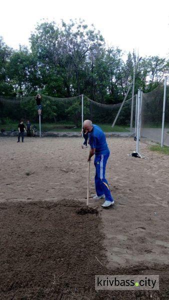 Чистый город: в одном из районов Кривого Рога благоустроили волейбольную площадку на берегу (ФОТОРЕПОРТАЖ)