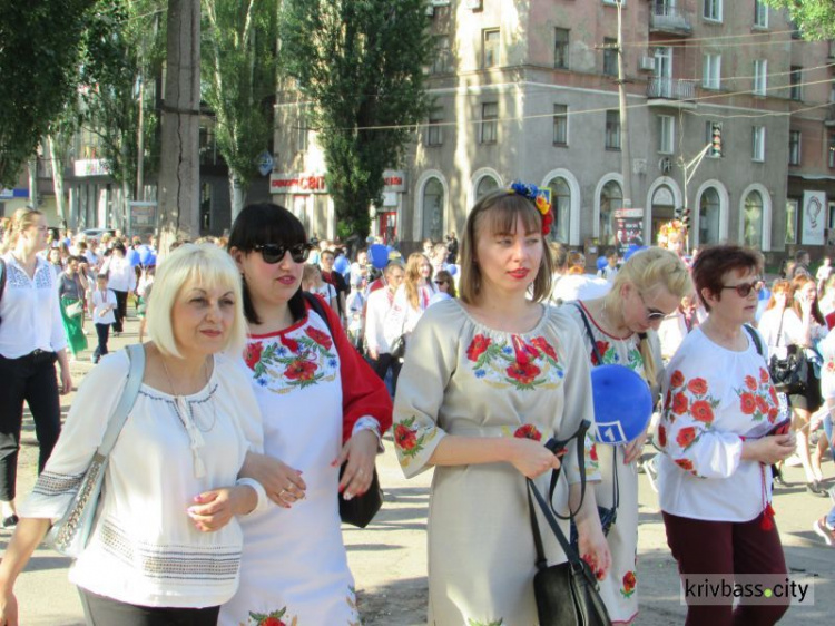 От мала до велика в национальной одежде: в Кривом Роге прошли парады вышиванок (фоторепортаж)