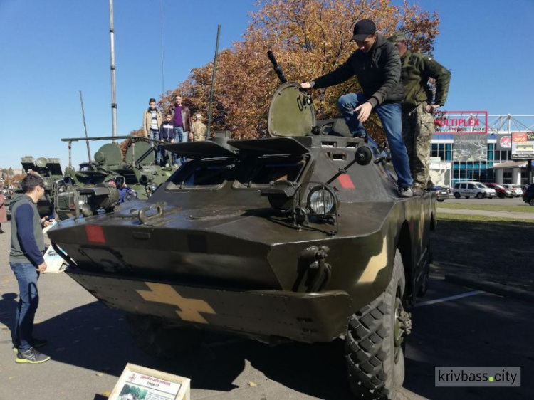 Танки, артиллерийские комплексы, минометы: в Кривом Роге проходит выставка военной техники (ФОТО)