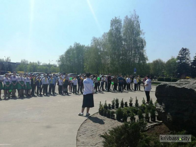 В центре Кривого Рога школьники устроили танцевальный экологический флешмоб (фото, видео)