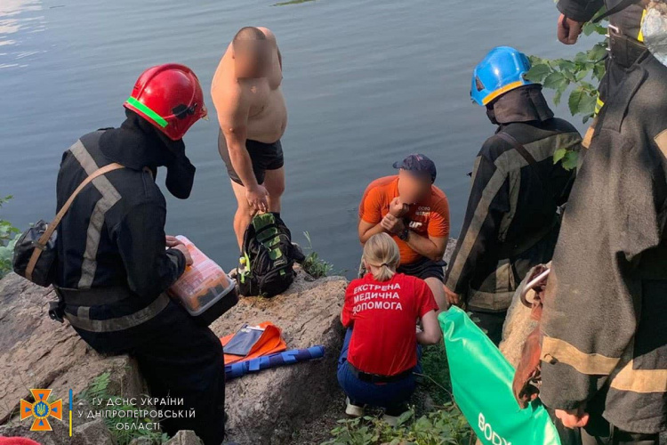 У Кривому Розі рятувальники надали допомогу чоловікові, який впав на велосипеді з пагорба