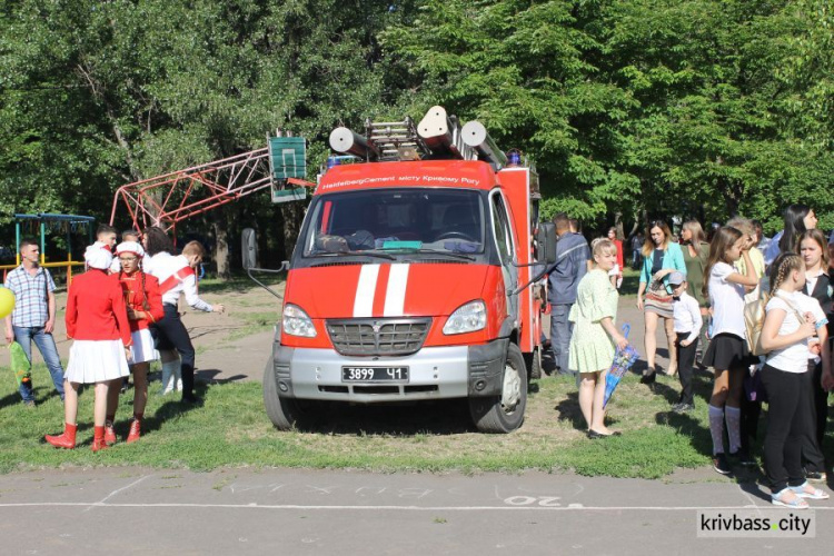 Отшумели: в школах Кривого Рога прозвенел последний звонок (ФОТО) + (ВИДЕО) + (ОБНОВЛЕНО)