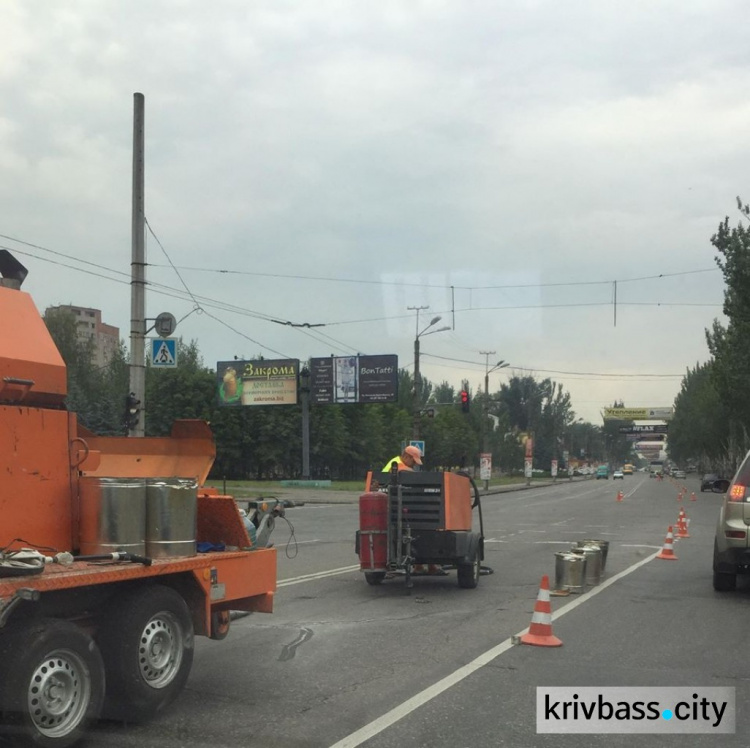 В Кривом Роге ведется ремонт асфальтного покрытия центральных улиц (ФОТО)