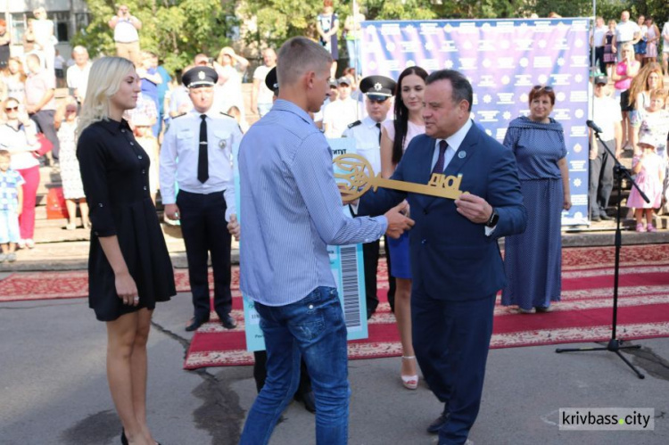 Голуби, флаг из шаров и квесты: в Кривом Роге День знаний прошел по-новому (ФОТОРЕПОРТАЖ) + (ВИДЕО)