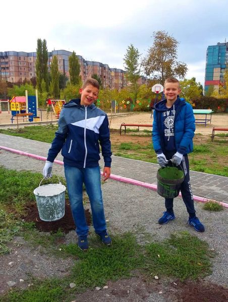 В одном из районов Кривого Рога жители города превратили "народные тропы" в официальные дорожки (ФОТО)