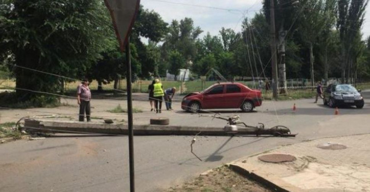 В Кривом Роге водитель совершил ДТП, а затем повалил столб (ФОТО)