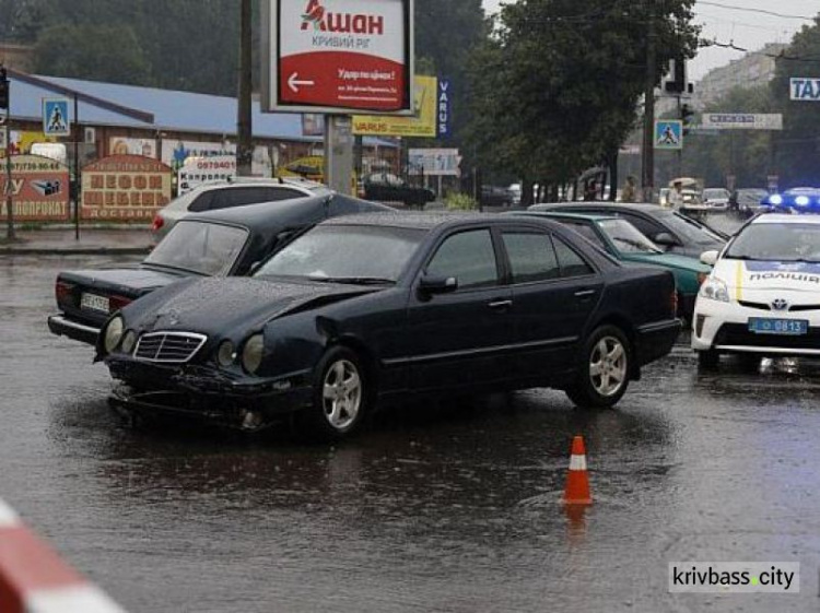 Из-за нерабочего светофора в Кривом Роге столкнулись два авто (ФОТО)