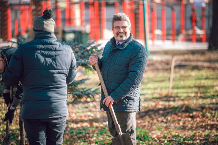 Жители Кривого Рога высадили молодые дубы в Гданцевском парке (фото)