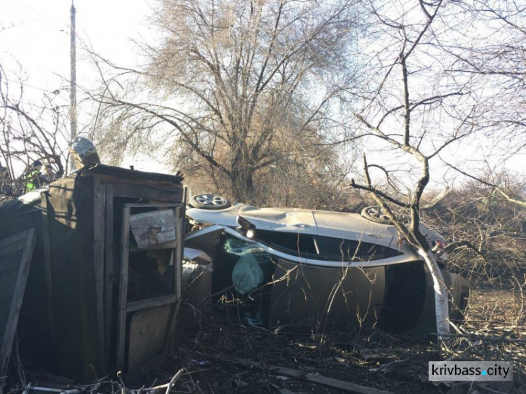 Не новогодние новости: в Кривом Роге автомобиль Hyundai перевернулся на крышу (ФОТО)