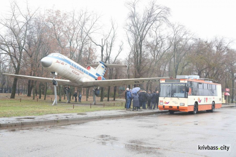 В Кривом Роге на самый длинный маршрут городского электротранспорта выехал новый гибридный троллейбус (фото)