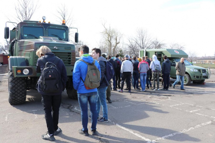 Воинская служба изнутри: в части 3011 Кривого Рога состоялся День открытых дверей